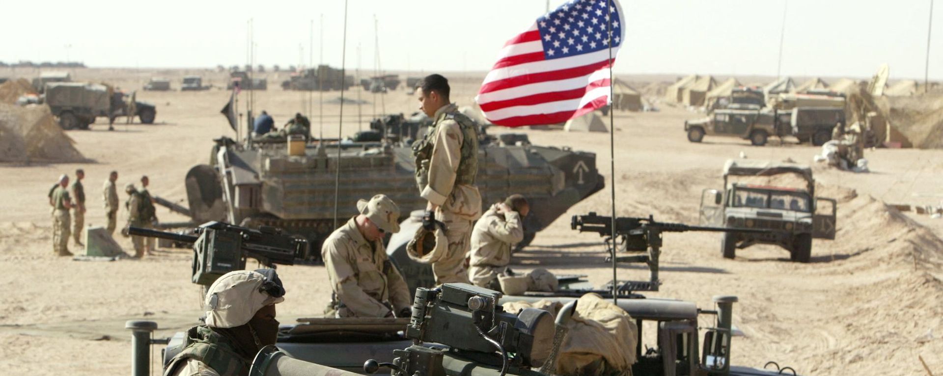 American marines of the USMC (US Marine Corps) put a flag on a antenna of a HMMWI (Hight Mobility Multi Wheeled Vehicles) in the north of the desert Kuwait near the Iraqi border 15 March 2003. American marines of the USMC (US Marine Corps) put a flag on a antenna of a HMMWI (Hight Mobility Multi Wheeled Vehicles) in the north of the desert Kuwait near the Iraqi border 15 March 2003. - Sputnik International, 1920, 05.02.2023