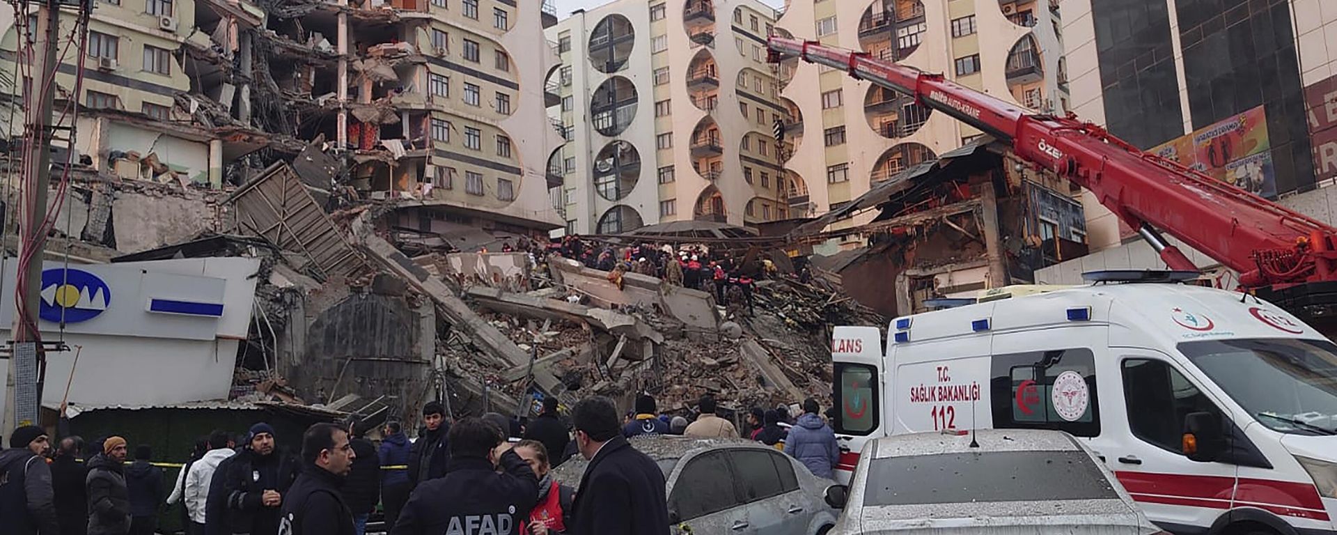 Rescue workers and medical teams try to reach trapped residents in a collapsed building following an earthquake in Diyarbakir, southeastern Turkey, early Monday, Feb. 6, 2023. Rescue workers and medical teams try to reach trapped residents in a collapsed building following an earthquake in Diyarbakir, southeastern Turkey, early Monday, Feb. 6, 2023. - Sputnik International, 1920, 06.02.2023