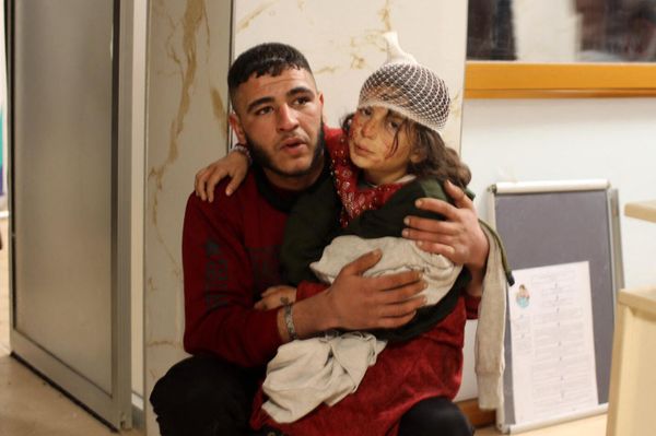 A young injured girl awaits treatment at a hospital following an earthquake,  in the Syrian border town of Azaz in the north of the Aleppo province early on February 6, 2023. (Photo by Nayef Al-ABOUD / AFP) - Sputnik International