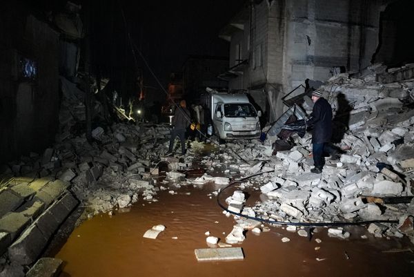 Residents walk through the rubble among collapsed buildings following an earthquake in the town of Jandaris, in the countryside of Syria's northwestern city of Afrin in the rebel-held part of Aleppo province, early on February 6, 2023. (Photo by Rami al SAYED / AFP) - Sputnik International