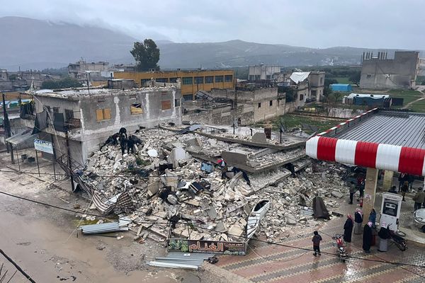 People search through the wreckage of a collapsed building in Azmarin town, in Idlib province, northern Syria, Monday, Feb. 6, 2023.  (AP Photo/Ghaith Alsayed) - Sputnik International