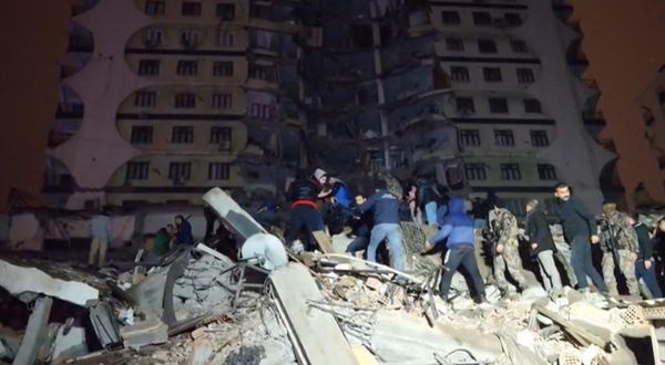 In this video grab from AFP TV taken on February 6, 2023, rescuers search for victims of a 7.4-magnitude earthquake that hit Diyarbakir, in southeastern Turkey, levelling buildings across several cities and causing damages in neighboring Syria. (Photo by Mahmut BOZARSLAN / AFPTV / AFP) - Sputnik International