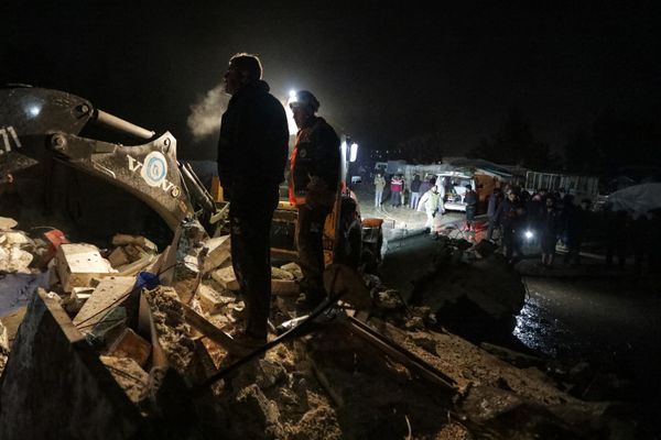 Syrian rescuers and residents gather near a collapsed building following an earthquake, in the border town of Azaz in the north of the Aleppo province, early on February 6, 2023.(Photo by Bakr ALKASEM / AFP) - Sputnik International