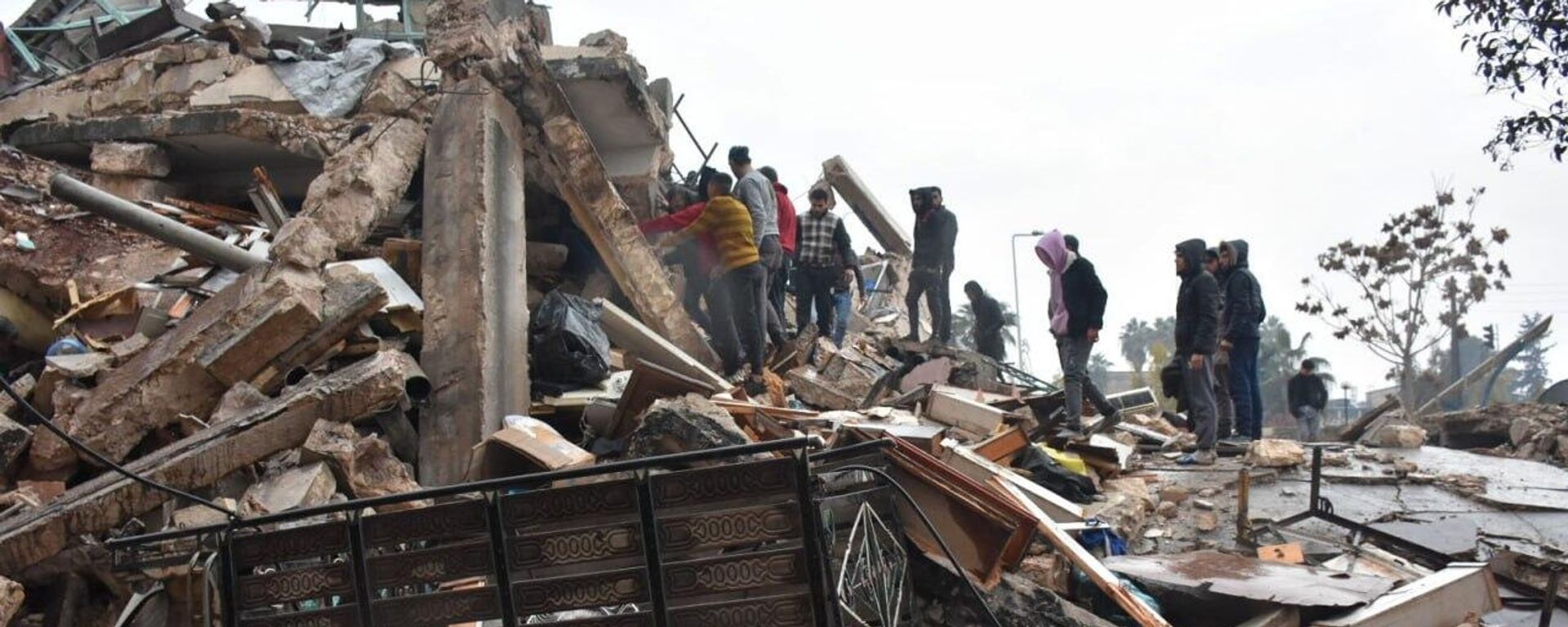 Rescue efforts are underway in Aleppo, Syria, after a devastating earthquake toppled buildings, leaving people trapped under the rubble. - Sputnik International, 1920, 07.02.2023