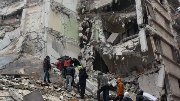 Rescue efforts are underway in Aleppo, Syria, after a devastating earthquake toppled buildings, leaving people trapped under the rubble. - Sputnik International