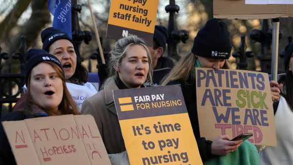 Nurses of the nearby St. Thomas' Hospital in central London stand on the picket line - Sputnik International