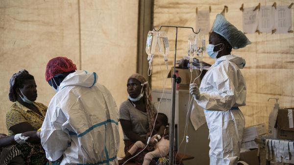 Health workers treat cholera patients at the Bwaila Hospital in Lilongwe central Malawi on Jan. 11, 2023. Malawi’s cholera outbreak has now claimed more than 1,000 lives by Tuesday, Jan. 25, 2023 according to the country’s health minister, who warned that some cultural beliefs and hostility towards health workers are slowing down response efforts. - Sputnik International