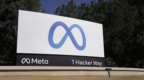 Facebook's Meta logo sign is seen at the company headquarters in Menlo Park, Calif., on Oct. 28, 2021. - Sputnik International