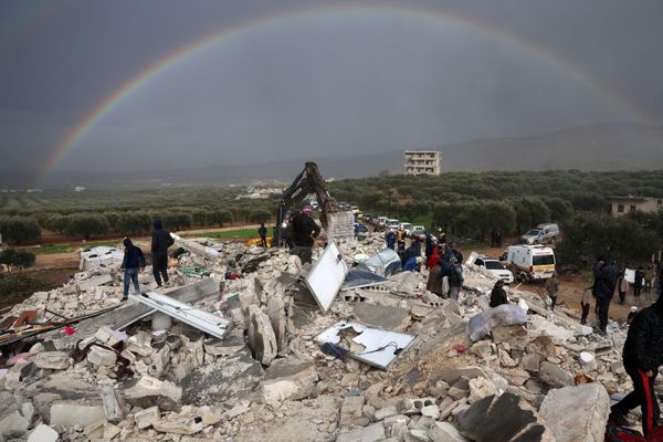 Residents search for victims and survivors amidst the rubble of collapsed buildings after an earthquake in the town of Besnaya in Syria's rebel-held north-western Idlib province on the border with Turkey on 6 February 2023. - Sputnik International