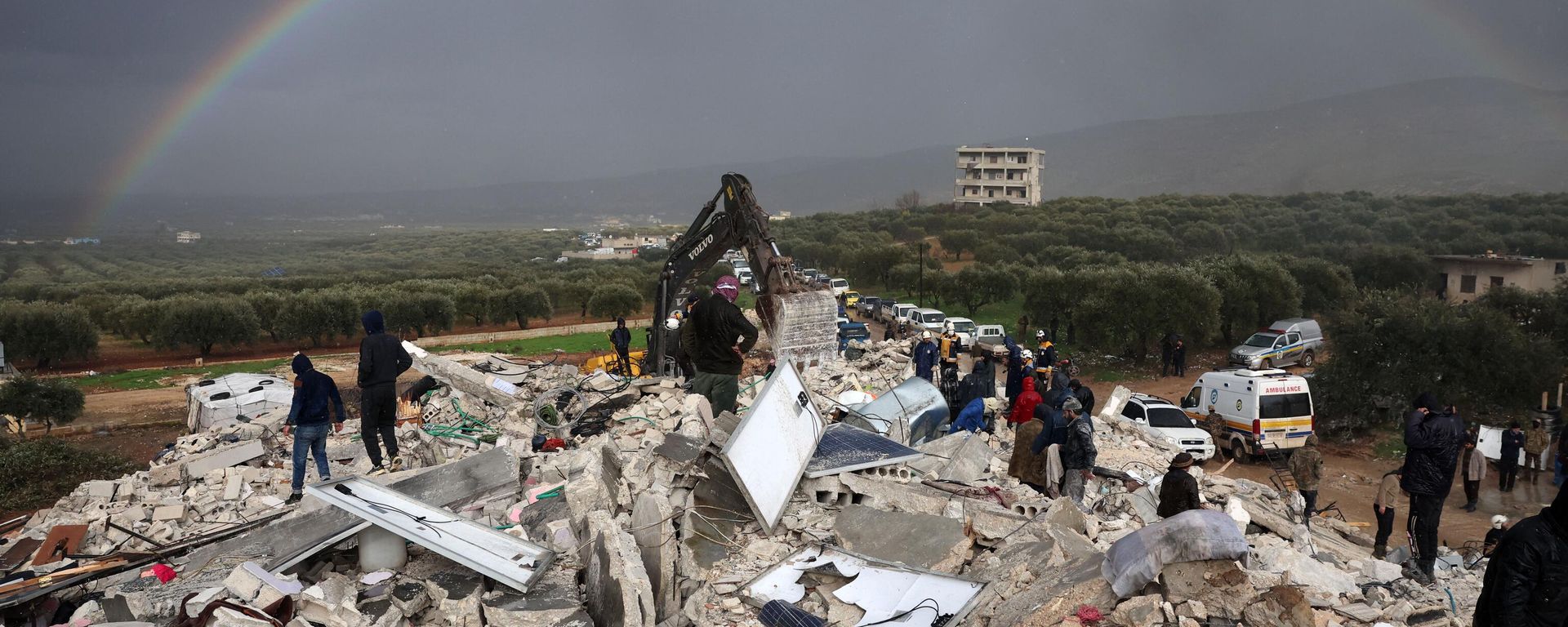 Residents search for victims and survivors amidst the rubble of collapsed buildings following an earthquake in the village of Besnaya in Syria's rebel-held northwestern Idlib province on the border with Turkey, on February 6, 2022. - Sputnik International, 1920, 07.02.2023