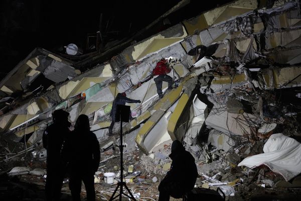 Rescuers search for victims and survivors amidst the rubble of collapsed buildings in Kahramanmaras, Turkey, after a 7.8-magnitude earthquake struck the country's south-east on 6 February 2023. - Sputnik International