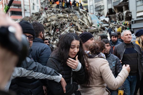 A woman is traumatized as rescuers search for survivors through the rubble of collapsed buildings in Adana, Turkey on 6 February 2023 after a 7,8-magnitude earthquake struck the country's south-east. - Sputnik International