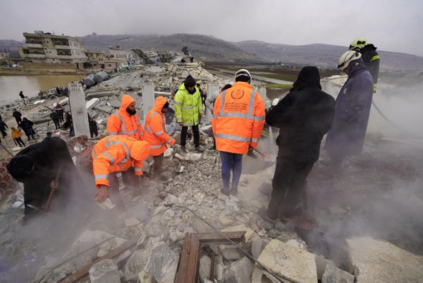 White Helmet rescue workers search for victims and survivors in the rubble of collapsed buildings, after an earthquake struck the town of Sarmada in the countryside of Syria's north-western Idlib province, early on 6 February 2023. - Sputnik International