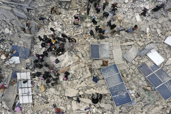 Civil defense workers and residents search the rubble of collapsed buildings in the town of Harem near the Turkish border, in Syria's Idlib province on Monday 6 February 2023. - Sputnik International