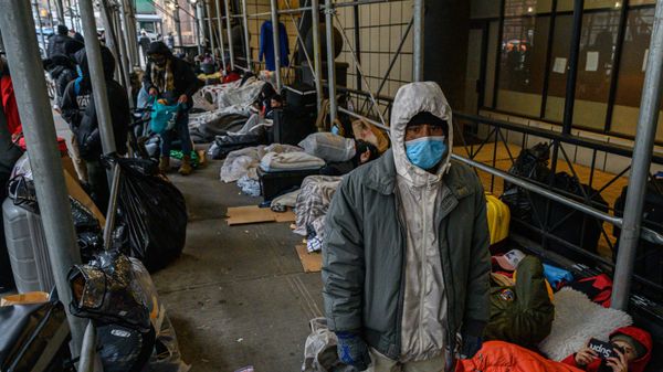 Migrants camp outside a hotel where they had previously been housed, as they resist efforts by the city to relocate them to a Brooklyn facility for asylum seekers, in the Hells Kitchen neighborhood of New York on January 31, 2023 - Sputnik International