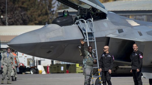 The pilot of a US F-22 Raptor waves after landing during the International Air and Space Fair (FIDAE) in Santiago on April 02, 2018 - Sputnik International