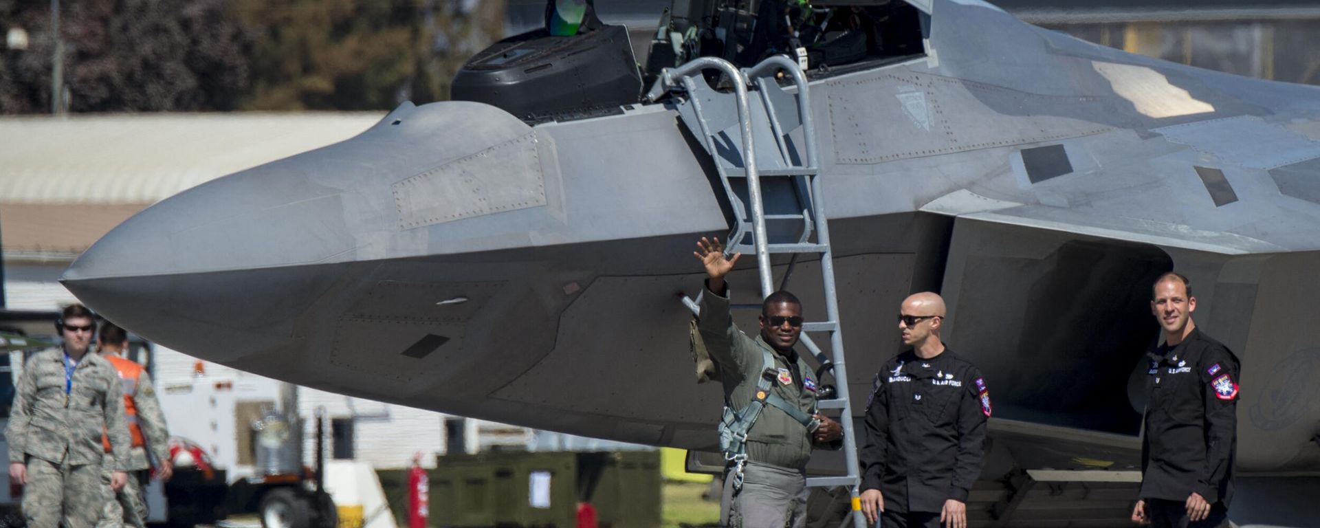The pilot of a US F-22 Raptor waves after landing during the International Air and Space Fair (FIDAE) in Santiago on April 02, 2018 The pilot of a US F-22 Raptor waves after landing during the International Air and Space Fair (FIDAE) in Santiago on April 02, 2018 - Sputnik International, 1920, 07.02.2023