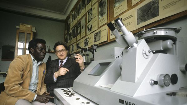 Dean of the Faculty of Engineering N. Trofimov with a graduate student from Ghana. Peoples' Friendship University of Russia - Sputnik International