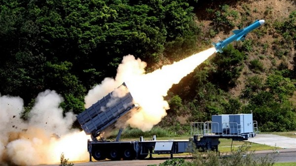 A Hsiung-Feng IIE cruise missile is test-fired by Taiwan's National Chung-Shan Institute of Science and Technology (NCSIST). - Sputnik International