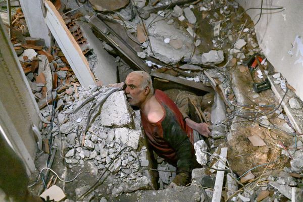 A man trapped in the rubble waits while debris is removed to work on his rescue in Hatay on 7 February 2023, a day after a 7.8-magnitude earthquake struck the country's south-east. - Sputnik International