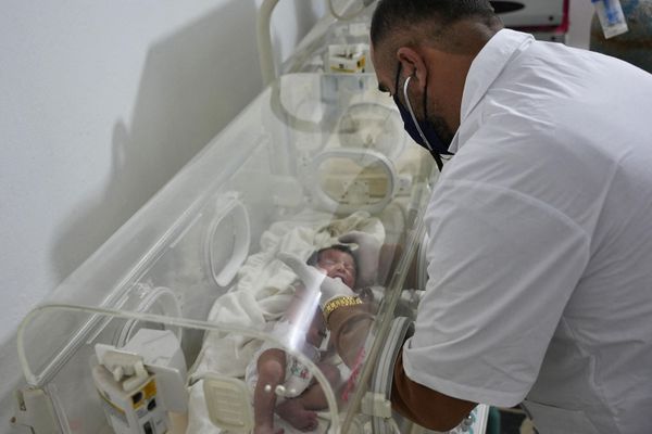 A newborn baby who was found still attached to her mother by her umbilical chord and pulled alive from the rubble of a home in northern Syria after a deadly earthquake, receives medical care from Doctor Hani Maaruf at a clinic in Afrin on 7 February 2023. The infant is the sole survivor of her immediate family, the rest of whom were all killed when a 7.8-magnitude quake that struck Syria and neighboring Turkey flattened the family home in the rebel-held town of Jindayris. - Sputnik International