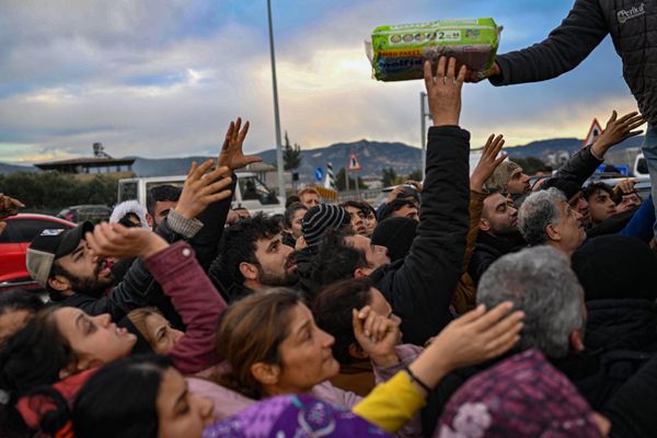 Earthquake survivors gather to collect supplies at a diaper distribution in Hatay on 7 February 2023, a day after a 7.8-magnitude earthquake struck the country's south-east. - Sputnik International