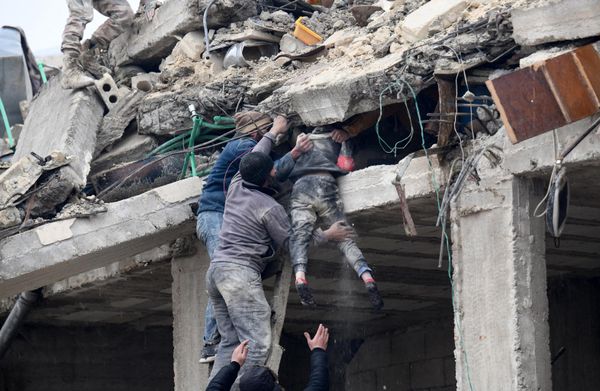 Residents remove an injured girl from the rubble of a collapsed building after an earthquake laid waste the town of Jandaris, in the countryside of Syria's north-western city of Afrin in the rebel-held part of Aleppo province, on 6February 2023. - Sputnik International