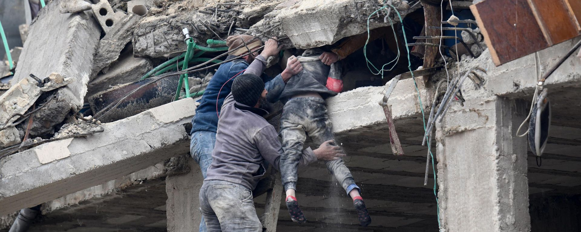 Residents retrieve an injured girl from the rubble of a collapsed building following an earthquake in the town of Jandaris, in the countryside of Syria's northwestern city of Afrin in the rebel-held part of Aleppo province, on February 6, 2023.  - Sputnik International, 1920, 09.02.2023