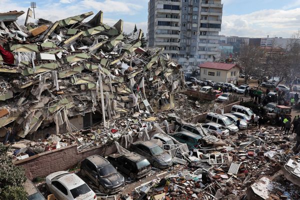 Rescuers and civilians look for survivors under the rubble of collapsed buildings in Kahramanmaras, close to the quake's epicenter, the day after a 7.8-magnitude earthquake struck the country's south-east, on 6 February 2023. - Sputnik International