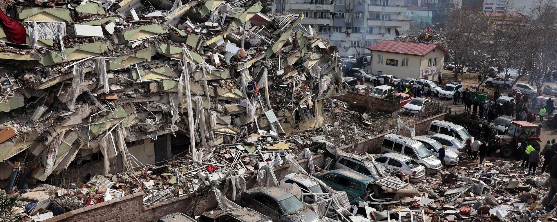 Rescuers and civilians look for survivors under the rubble of collapsed buildings in Kahramanmaras, close to the quake's epicentre, the day after a 7.8-magnitude earthquake struck the country's southeast, on February 7, 2023.  - Sputnik International, 1920, 08.02.2023