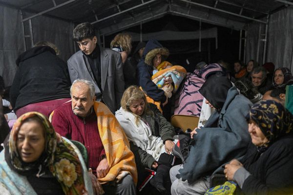 Earthquake survivors sit sheltering in a tent in Hatay, the day after a 7.8-magnitude earthquake struck the country's south-east. - Sputnik International