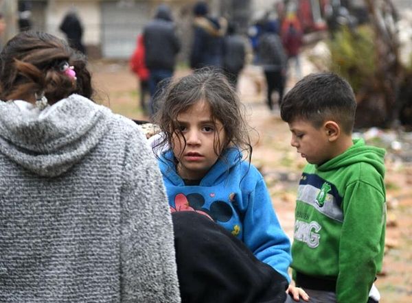 Children in front of an earthquake-damaged apartment building in Aleppo, Syria. - Sputnik International