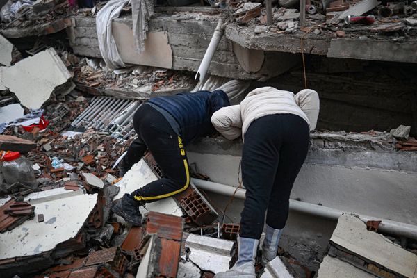 Earthquake victims try to look for their relations in Hatay, the day after a 7.8-magnitude earthquake struck the country's south-east. - Sputnik International