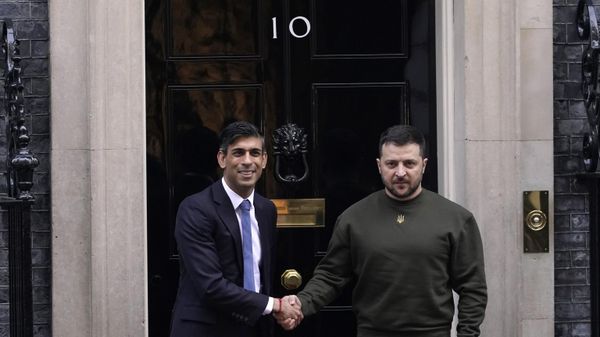 Britain's Prime Minister Rishi Sunak, left, welcomes Ukraine's President Volodymyr Zelensky at Downing Street in London - Sputnik International