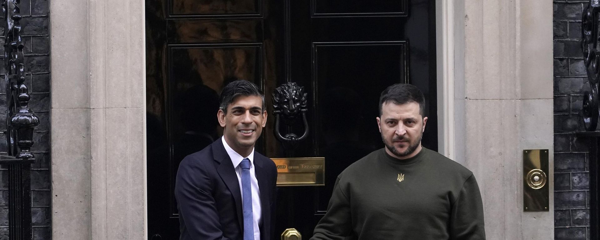 Britain's Prime Minister Rishi Sunak, left, welcomes Ukraine's President Volodymyr Zelensky at Downing Street in London - Sputnik International, 1920, 11.05.2023