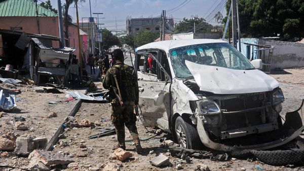 A Somali soldier stands at the scene of a car bomb attack near the Peace Hotel of the capital Mogadishu, on January 2, 2017.  - Sputnik International