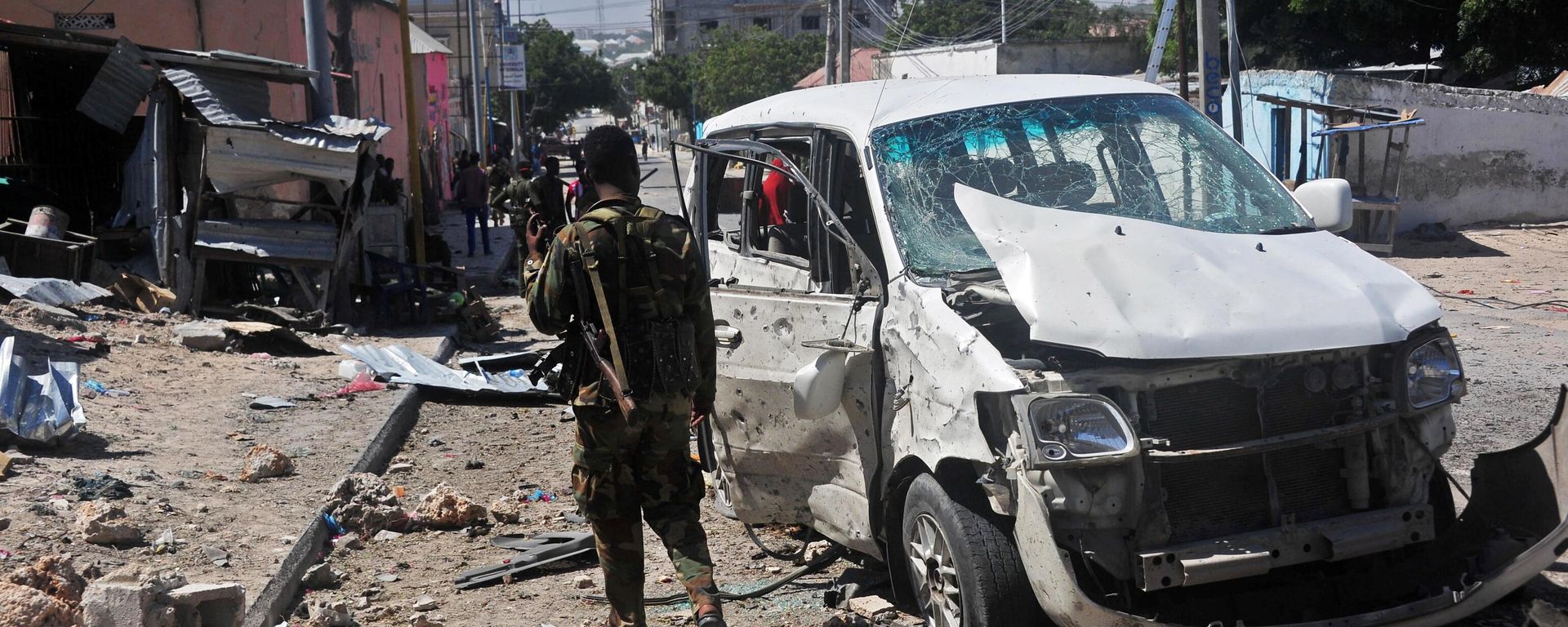 A Somali soldier stands at the scene of a car bomb attack near the Peace Hotel of the capital Mogadishu, on January 2, 2017. A Somali soldier stands at the scene of a car bomb attack near the Peace Hotel of the capital Mogadishu, on January 2, 2017. - Sputnik International, 1920, 16.02.2023