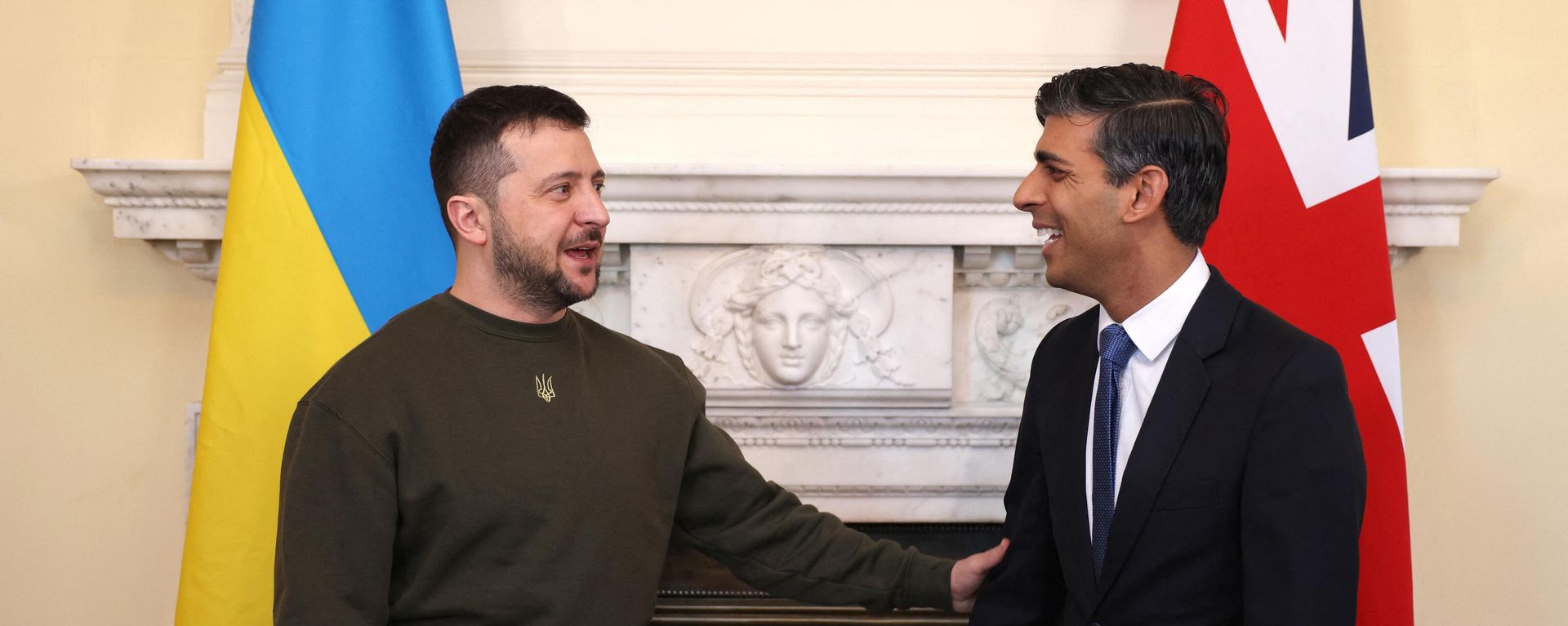 British Prime Minister Rishi Sunak and Ukrainian President Volodymyr Zelensky laugh during the latter's surprise visit to London on February 8 2023 British Prime Minister Rishi Sunak and Ukrainian President Volodymyr Zelensky laugh during the latter's surprise visit to London on February 8 2023 - Sputnik International, 1920, 08.02.2023