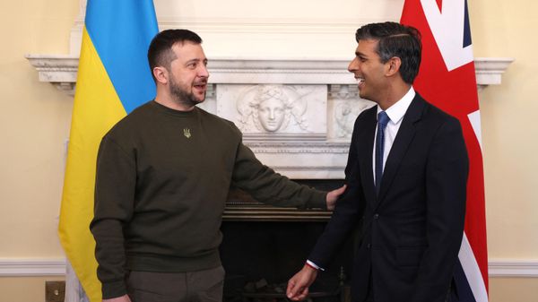 British Prime Minister Rishi Sunak and Ukrainian President Volodymyr Zelensky laugh during the latter's surprise visit to London on February 8 2023 - Sputnik International