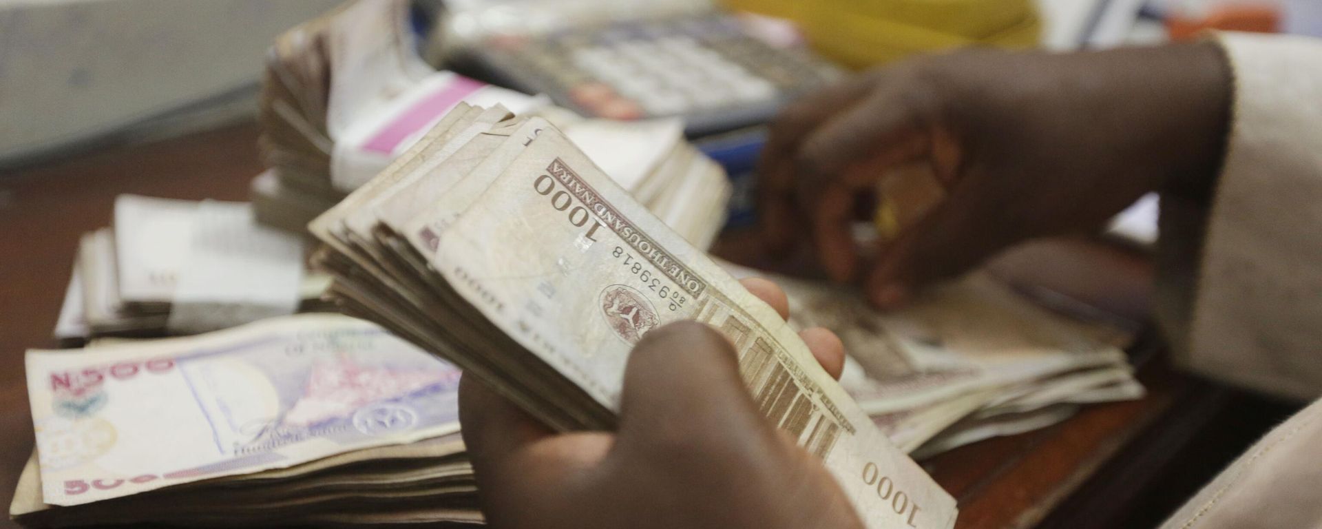 A money changer counts Nigerian naira currency at a bureau de change, in Lagos Nigeria, Oct. 20, 2015 - Sputnik International, 1920, 30.03.2023