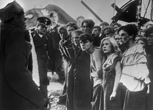A shot from the film "The Young Guard", directed by Sergei Gerasimov (M. Gorky Film Studio, 1948). The members of the organization were indeed young - more than half of them didn`t reach 19.Actors (from left to right) Nonna Mordyukova as Ulyana Gromova, Sergei Gurzo as Sergei Tyulenin, Inna Makarova as Lyubov Shevtsova, Georgy Yumatov as Anatoly Popov. - Sputnik International