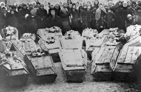 The funeral of the members of the "Young Guard".  In fact, not every first member of the organization died. Some of them managed to escape and survive. Later they fought by the Nazis.  - Sputnik International