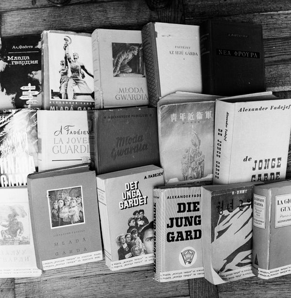 Alexander Fadeev's novel "Young Guard" was published in different languages ​.Fadeev was a prominent Soviet writer, who worked to preserve the memory of the heroism and tragedy of the members of the Young Guard. Fragment of the exposition of the Museum "Young Guard".   - Sputnik International