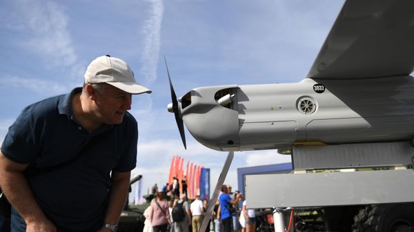 A visitor explores the Orlan-30 unmanned aerial vehicle  - Sputnik International