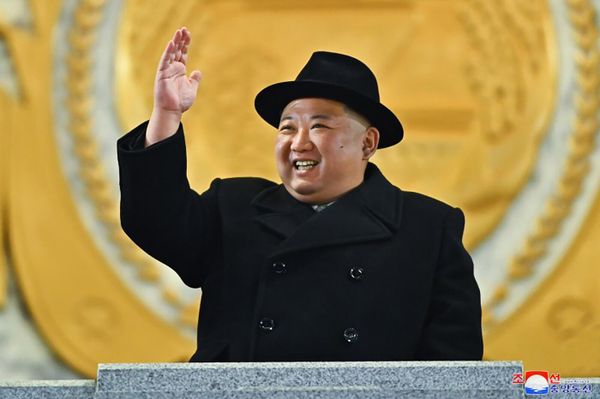 Kim Jong-un attend the military parade held in Pyongyang to commemorate the 75th anniversary of the Korean People's Army. - Sputnik International
