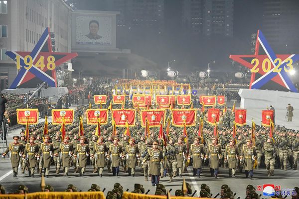 Thousands of locals watched the parade in Pyongyang. - Sputnik International