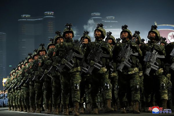 Hoards of soldiers marched through the streets. - Sputnik International