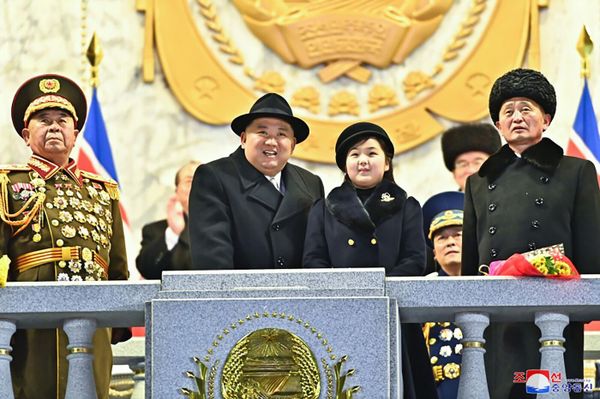 Kim Jong-un and his daughter attend the military parade. - Sputnik International