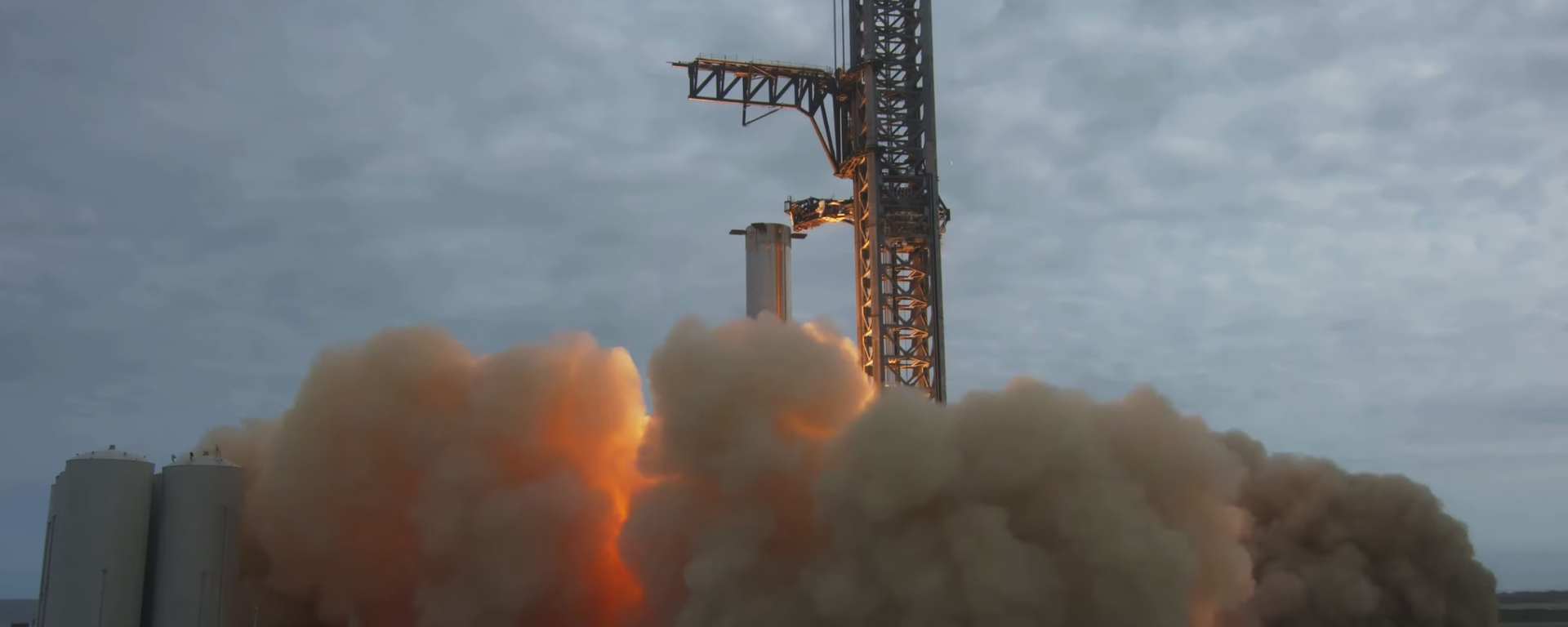Screenshot captures moment in which SpaceX carried out a static fire of its Super Heavy Booster at the Starbase Boca Chica facility in Texas. - Sputnik International, 1920, 10.02.2023