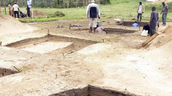 Archaeologists from the National Museums of Kenya and China work on the site of excavation at Mambrui Ruins in Malindi, Kenya, 200km north of Mombasa, Friday Aug. 13, 2010.  - Sputnik International